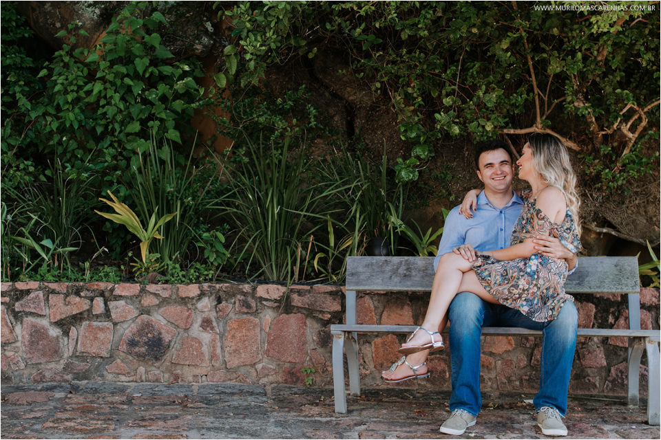 noiva sentada colo do noivo sorrindo e se amando