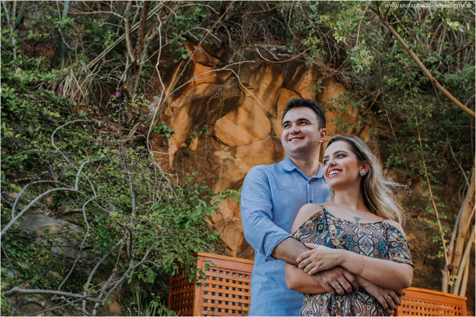 lucas e fernanda na frente do morro