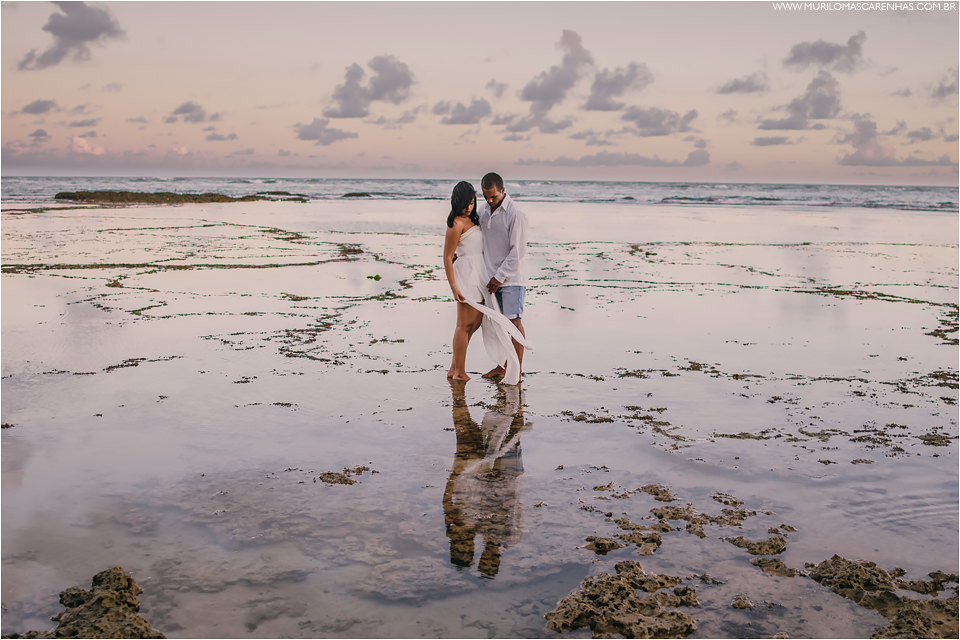 ensaio de casal na praia do forte casamento castelo garcia davila sorrisos roupa feminina alegre  foto premiada preto e branco colorida fotografo murilo mascarenhas