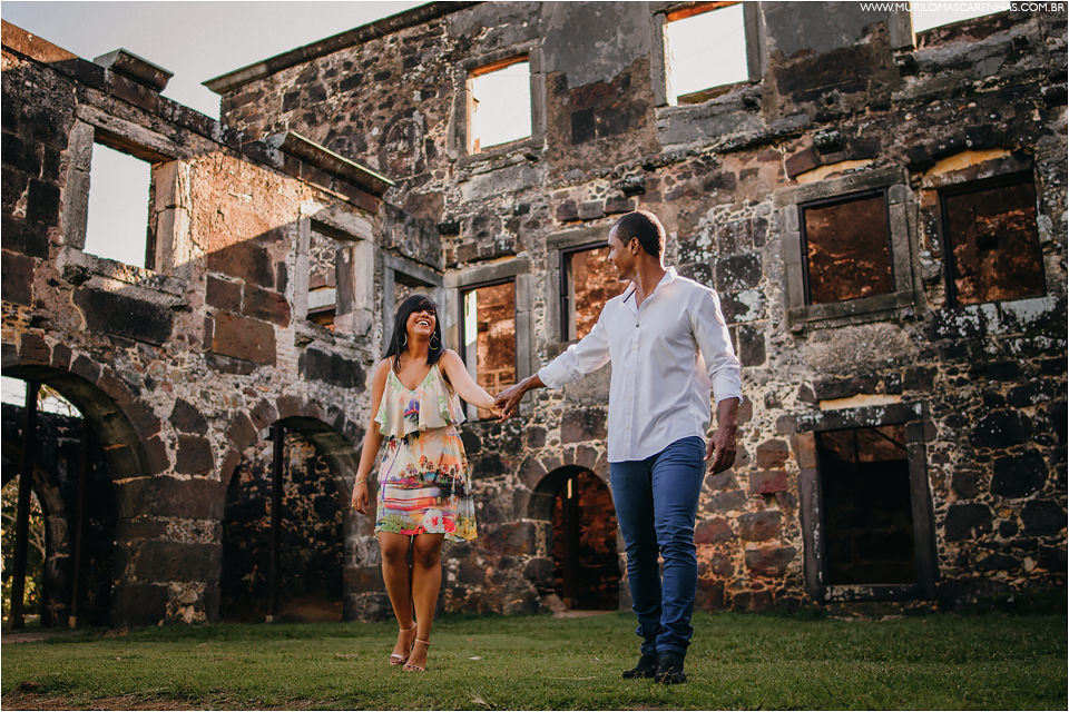 ensaio de casal na praia do forte casamento castelo garcia davila sorrisos roupa feminina alegre 