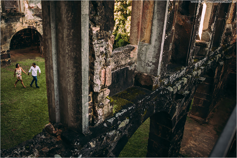 ensaio de casal na praia do forte casamento castelo garcia davila sorrisos roupa feminina alegre  foto premiada preto e branco colorida fotografo murilo mascarenhas