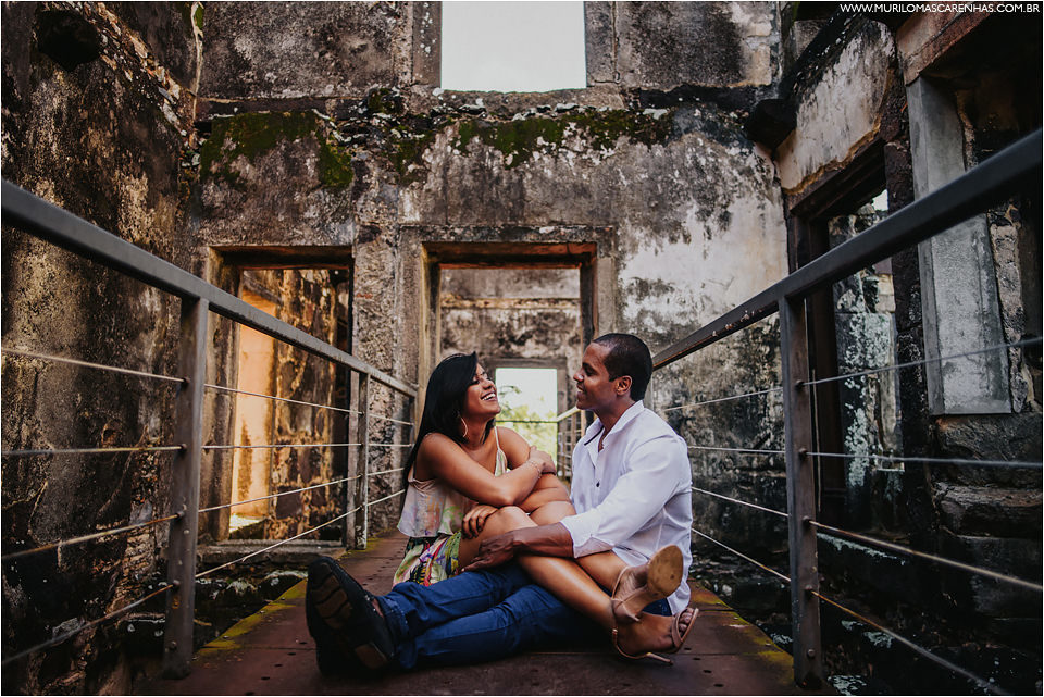ensaio de casal na praia do forte casamento castelo garcia davila sorrisos roupa feminina alegre  foto premiada preto e branco colorida fotografo murilo mascarenhas