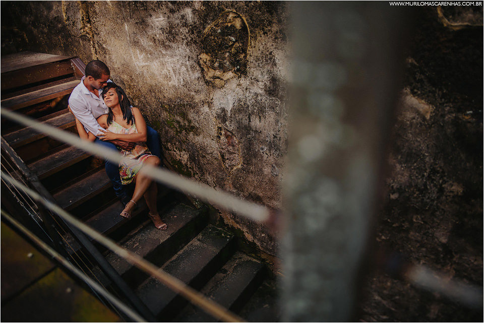 ensaio de casal na praia do forte casamento castelo garcia davila sorrisos roupa feminina alegre  foto premiada preto e branco colorida fotografo murilo mascarenhas