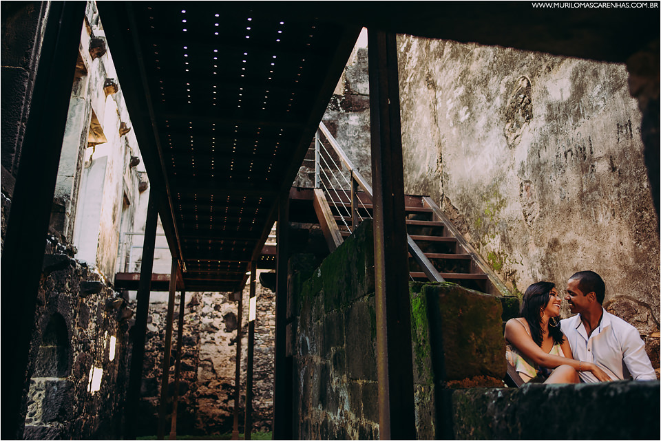 ensaio de casal na praia do forte casamento castelo garcia davila sorrisos roupa feminina alegre  foto premiada preto e branco colorida fotografo murilo mascarenhas