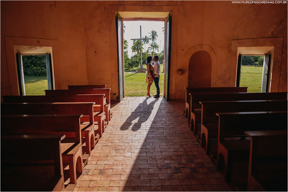 ensaio de casal na praia do forte casamento castelo garcia davila sorrisos roupa feminina alegre  foto premiada preto e branco colorida fotografo murilo mascarenhas