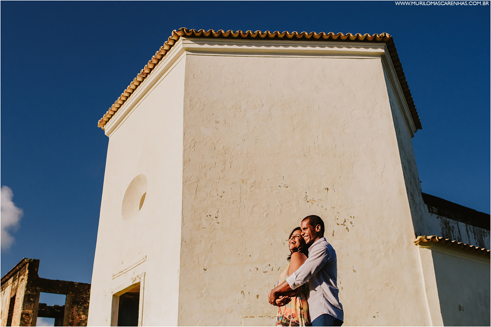 ensaio de casal na praia do forte casamento castelo garcia davila sorrisos roupa feminina alegre  foto premiada preto e branco colorida fotografo murilo mascarenhas