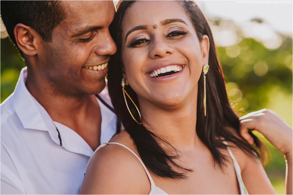 ensaio de casal na praia do forte casamento castelo garcia davila sorrisos roupa feminina alegre  foto premiada preto e branco colorida fotografo murilo mascarenhas