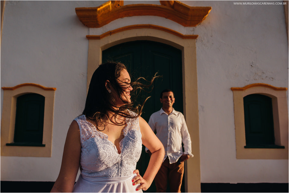 casal apaixonado passeando pela bahia, salvador, feira de santana, modelam com roupas de alta moda e desfilam para seu casamento loreto cerimonial