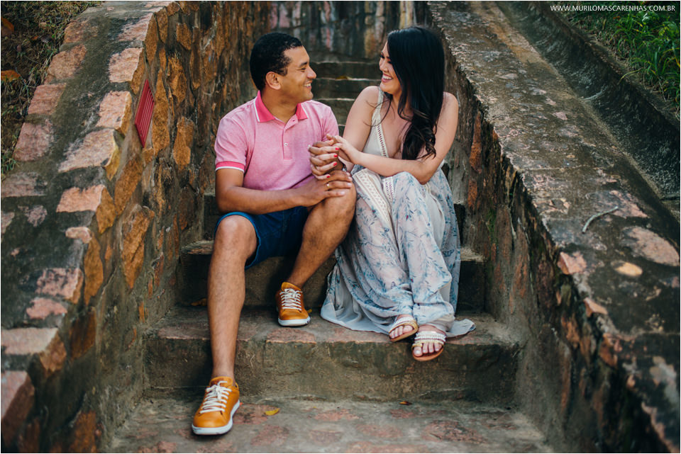 casal apaixonado passeando pela bahia, salvador, feira de santana, modelam com roupas de alta moda e desfilam para seu casamento loreto cerimonial