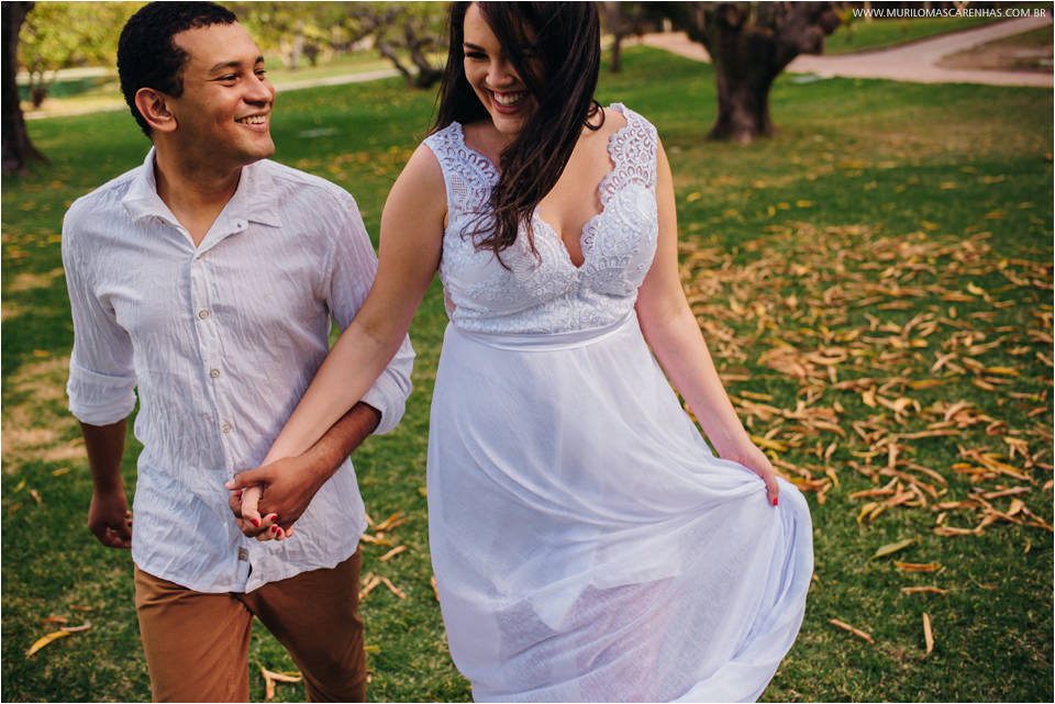 casal apaixonado passeando pela bahia, salvador, feira de santana, modelam com roupas de alta moda e desfilam para seu casamento loreto cerimonial