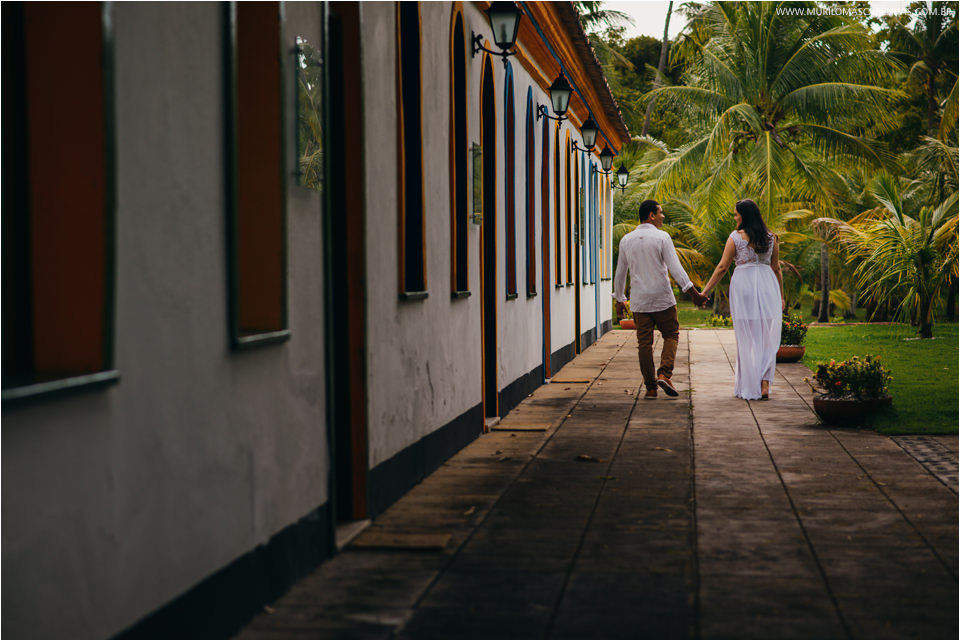 casal apaixonado passeando pela bahia, salvador, feira de santana, modelam com roupas de alta moda e desfilam para seu casamento loreto cerimonial