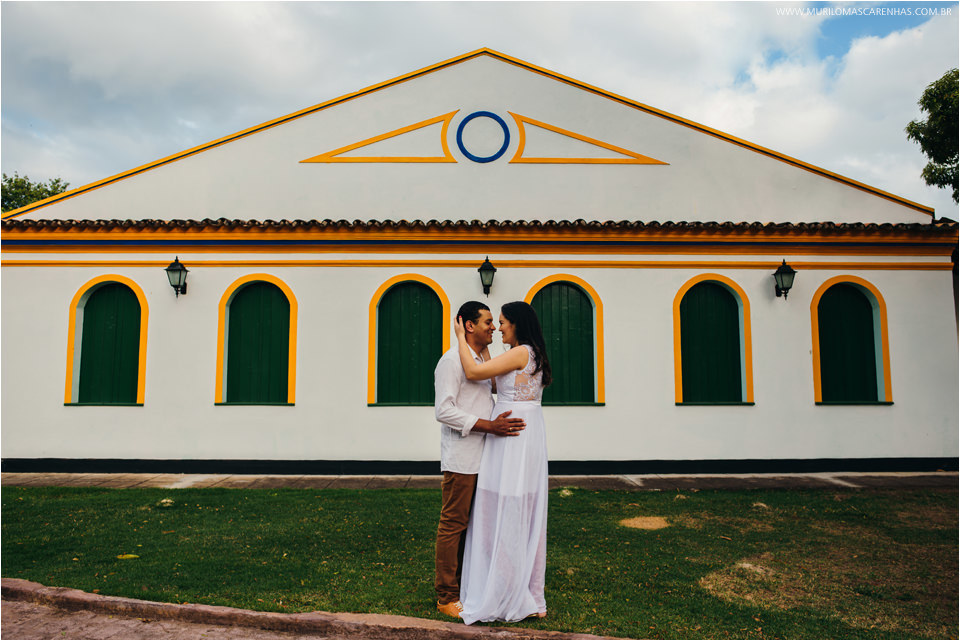 casal apaixonado passeando pela bahia, salvador, feira de santana, modelam com roupas de alta moda e desfilam para seu casamento loreto cerimonial
