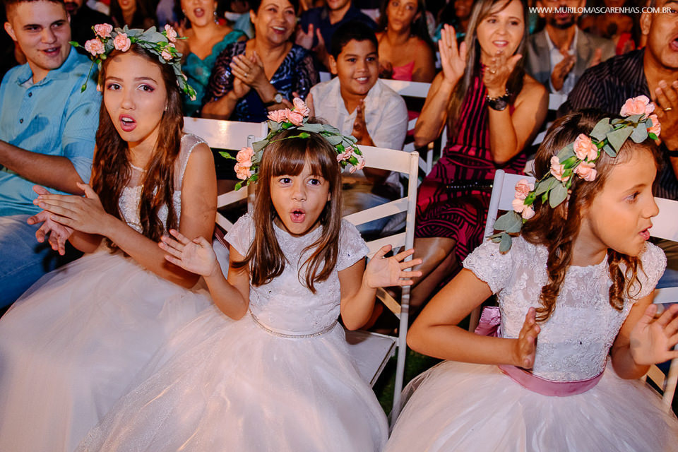 como organizar uma festa de casamento gastando pouco, casamento no campo, ao ar livre, espaço verde, madrinha e padrinhos ajudaram na decoração, foi emocionante, o bouquet estava lindo, noiva casou com vestido bem bacana e de tenis all , star, por do sol