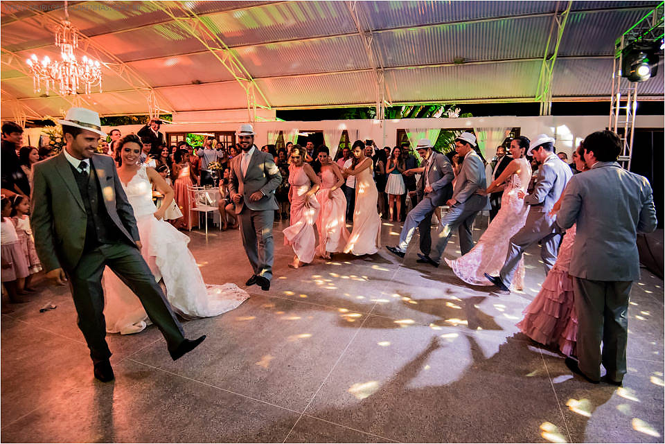 Casamento de Ohana e Thiago no sítio Campestre em Feira de Santana, Bahia. Casamento de dia, ao ar livre, com por do sol.