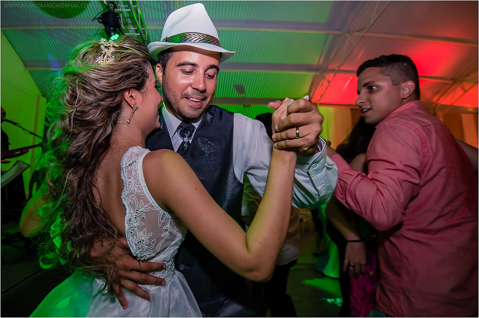Casamento de Ohana e Thiago no sítio Campestre em Feira de Santana, Bahia. Casamento de dia, ao ar livre, com por do sol.