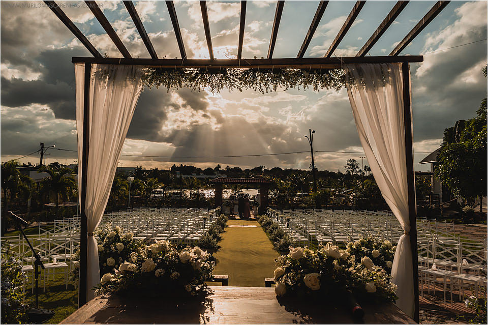 Casamento de Ohana e Thiago no sítio Campestre em Feira de Santana, Bahia. Casamento de dia, ao ar livre, com por do sol.