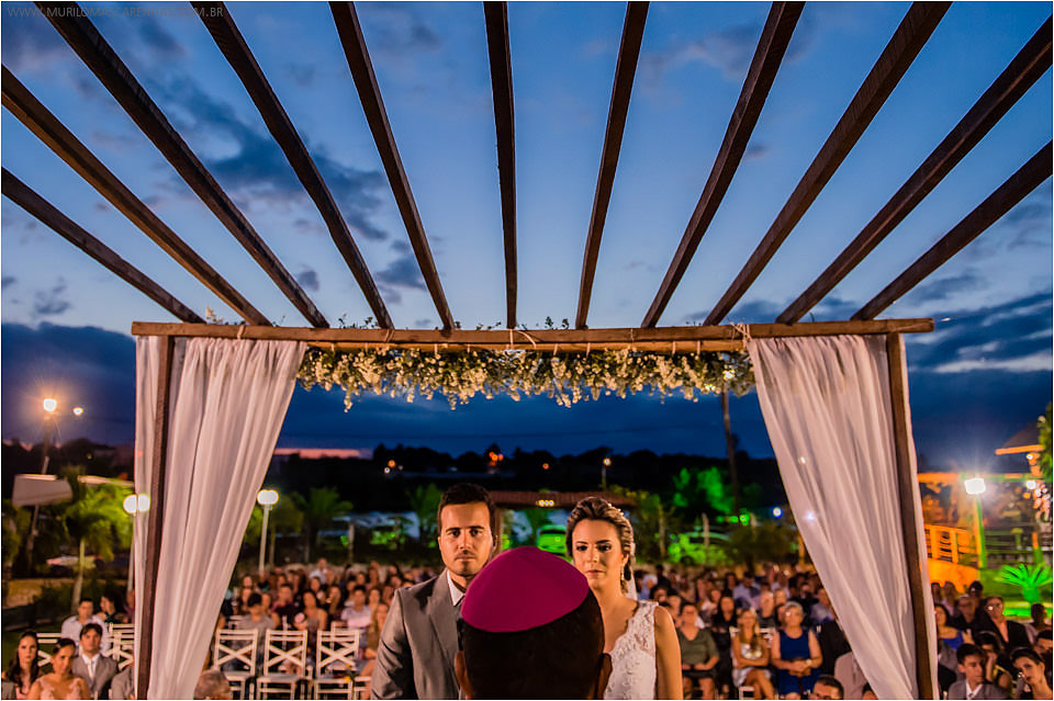 Casamento de Ohana e Thiago no sítio Campestre em Feira de Santana, Bahia. Casamento de dia, ao ar livre, com por do sol.