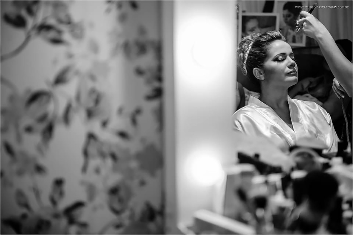 Reflexo da noiva no espelho sendo maquiada no making of