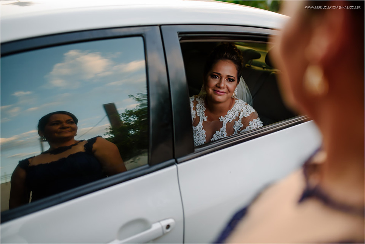 Noiva aguarda dentro do carro e observa a mãe que aparece no reflexo da janela do carro