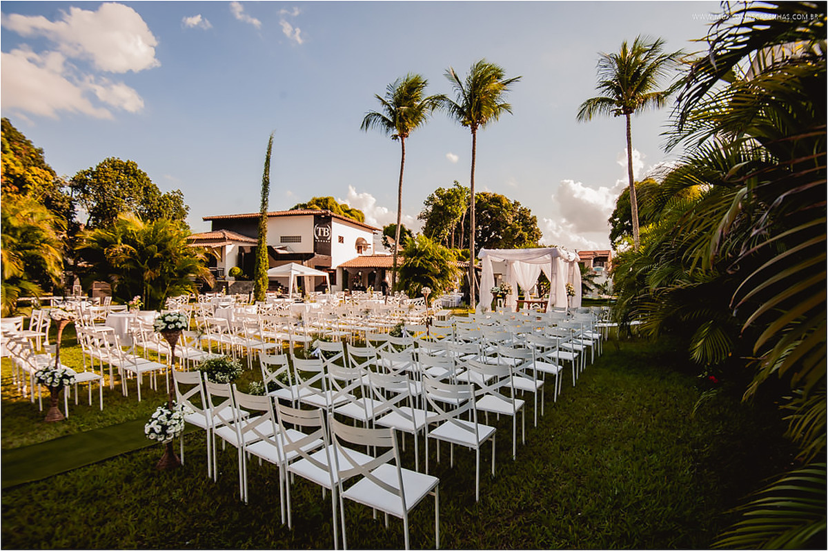 Organização do espaço da cerimônia para casamento de dia na Bahia
