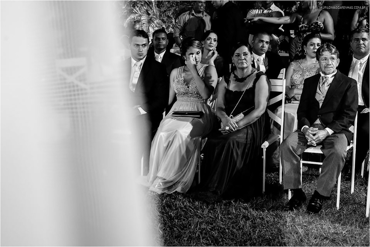 Madrinha enxuga lágrimas emocionada