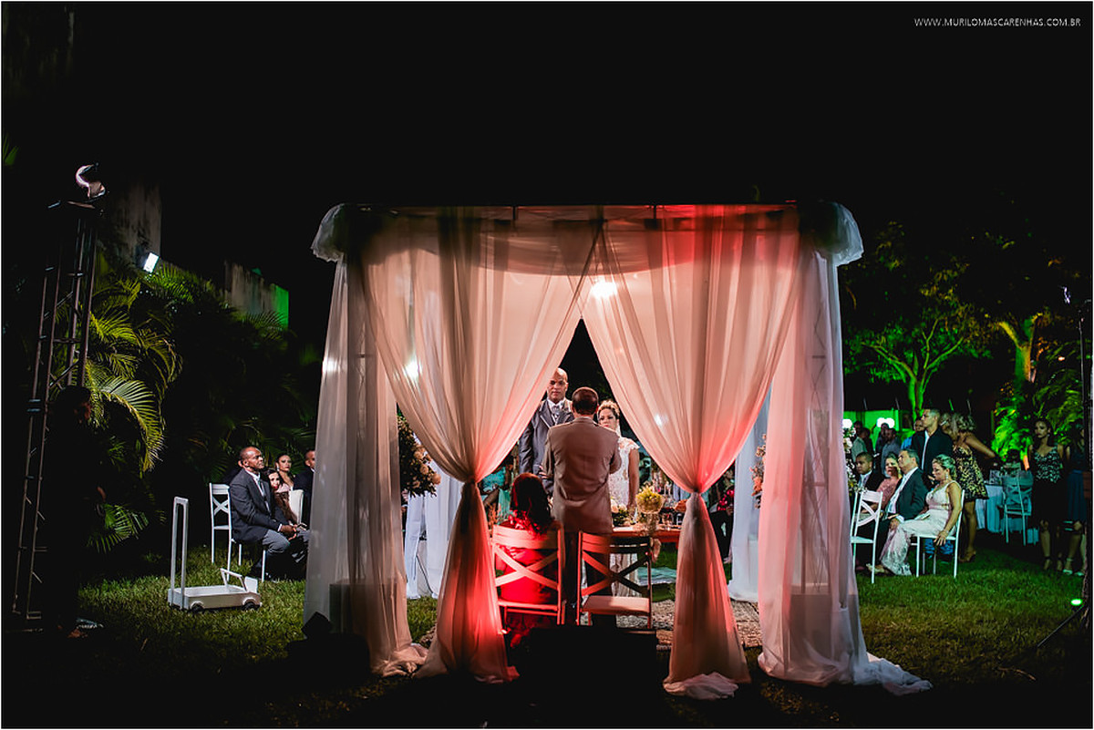 Tenda do altar vista por trás, com noivos e celebrante