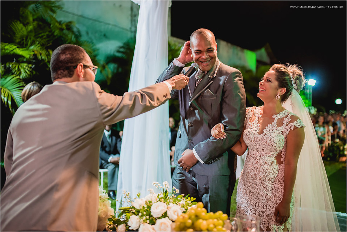 Noivo responde sim e coça a cabeça com cara de dúvida