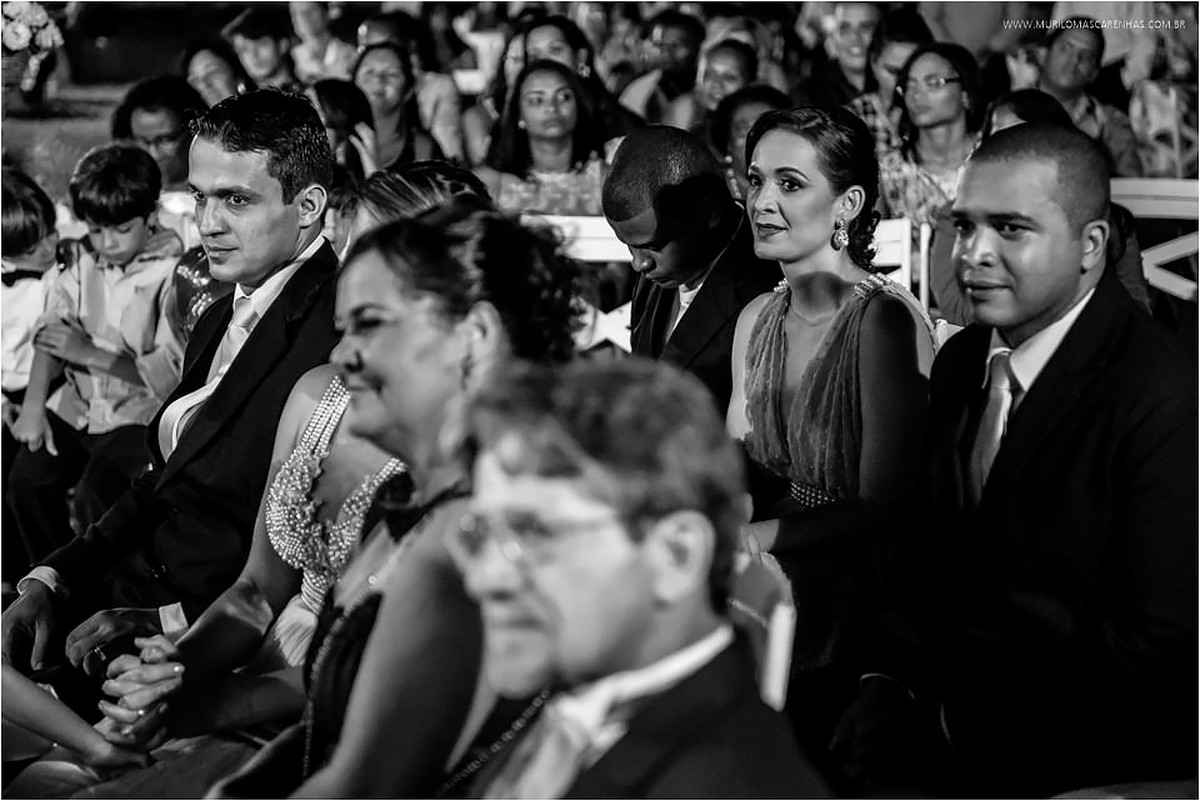 Irmã da noiva e padrinhos assistem à cerimônia