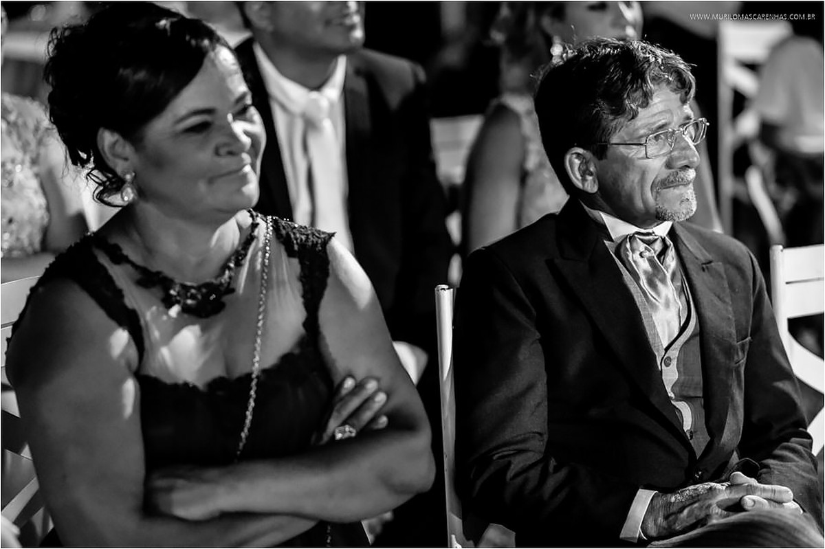 Pai e mãe da noiva assistem à cerimônia