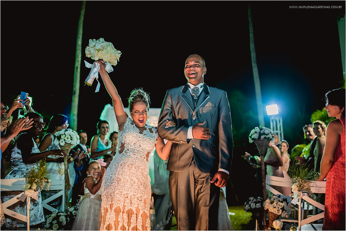 Saída dos noivos da cerimônia ao ar livre com comemoração