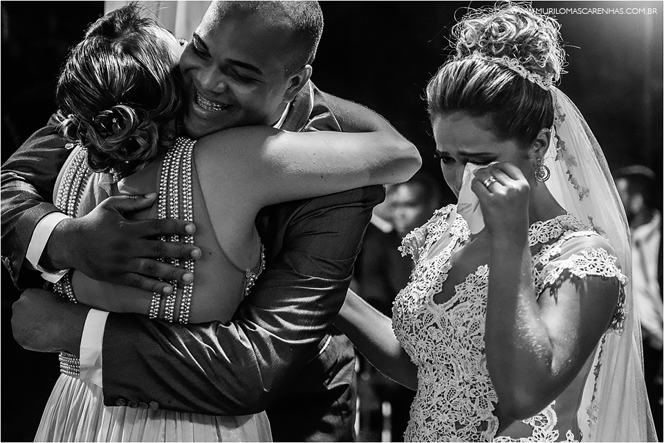 Noivo abraça madrinha e noiva se emociona