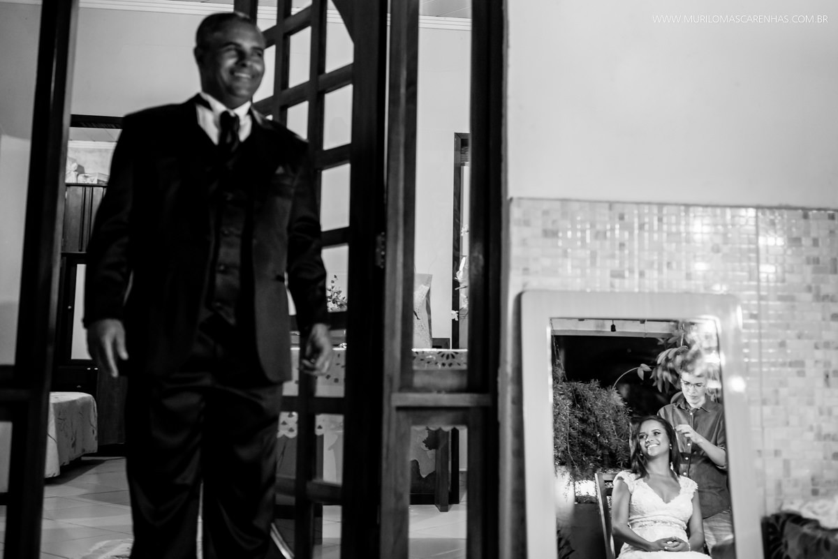 Pai da noiva observa filha sendo arrumada para o casamento