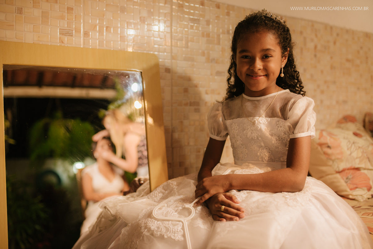 Daminha posa ao lado da noiva no making of