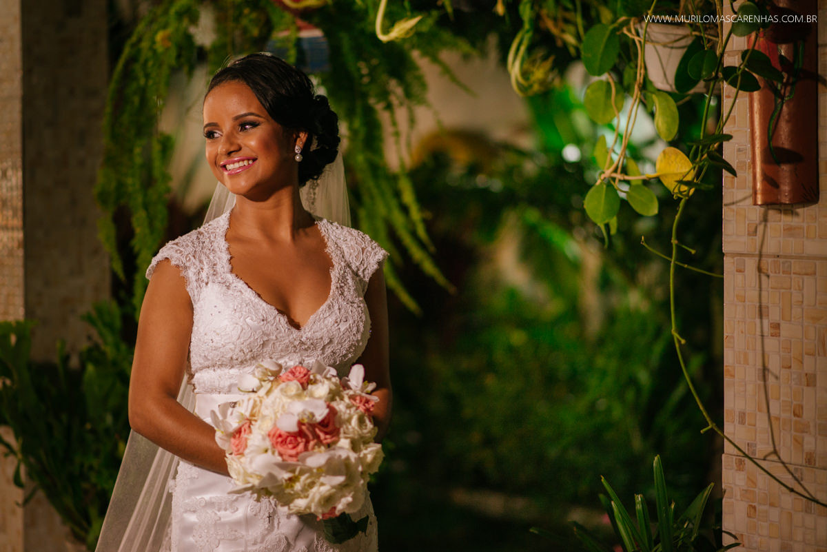 Noiva negra com vestido, segura buquê de orquídeas e rosas