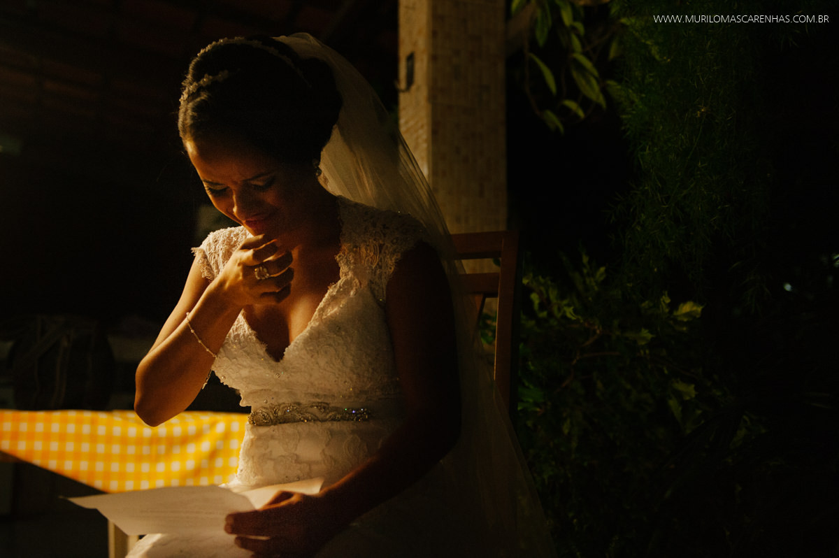 noiva chora ao ler a carta com declaração do noivo