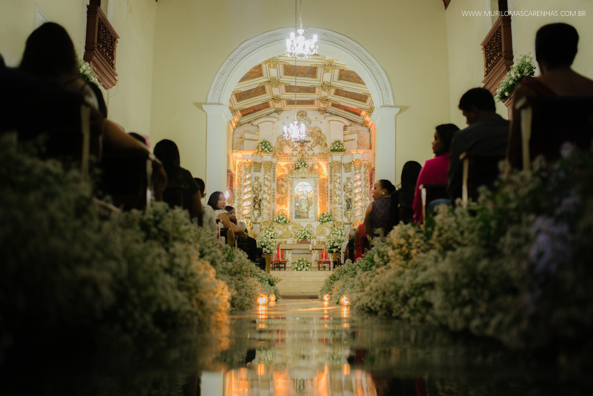 Corredor de igreja barroca com flores para casamento. Igreja Matriz Humildes Bahia