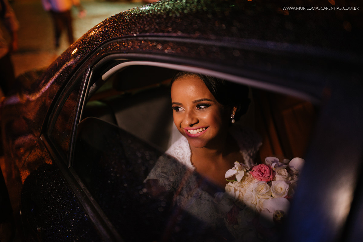 noiva aguarda no carro preto molhado com gotas da chuva Igreja Matriz Humildes Bahia