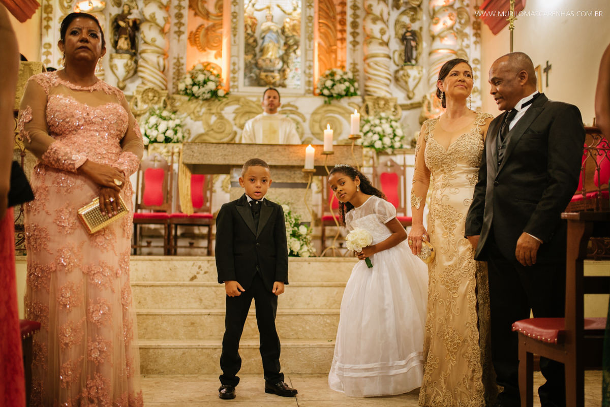 No altar, daminha e pajem observam entrada da noiva