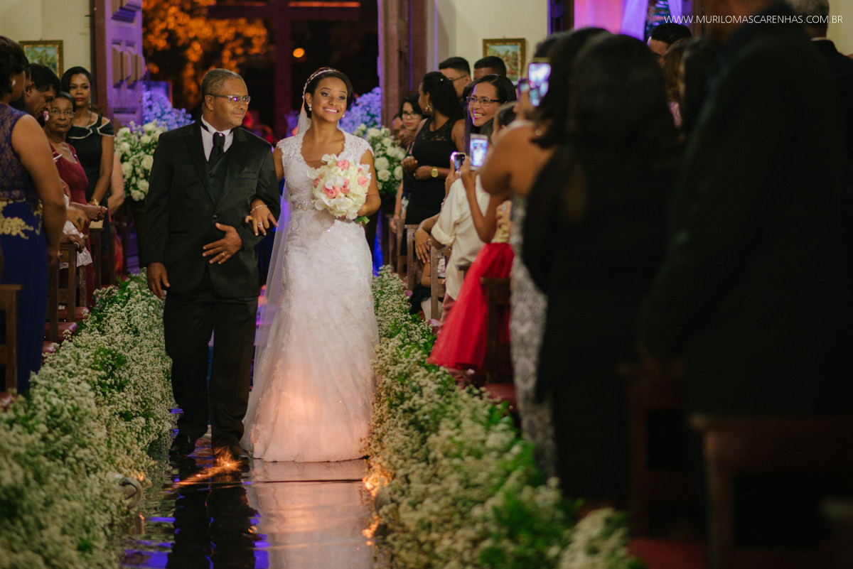 Noiva e pai entram no corredor da Igreja Matriz Humildes Bahia