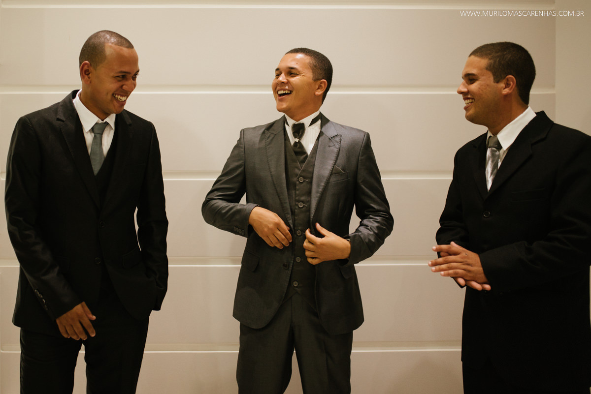 Noivo se diverte com padrinhos