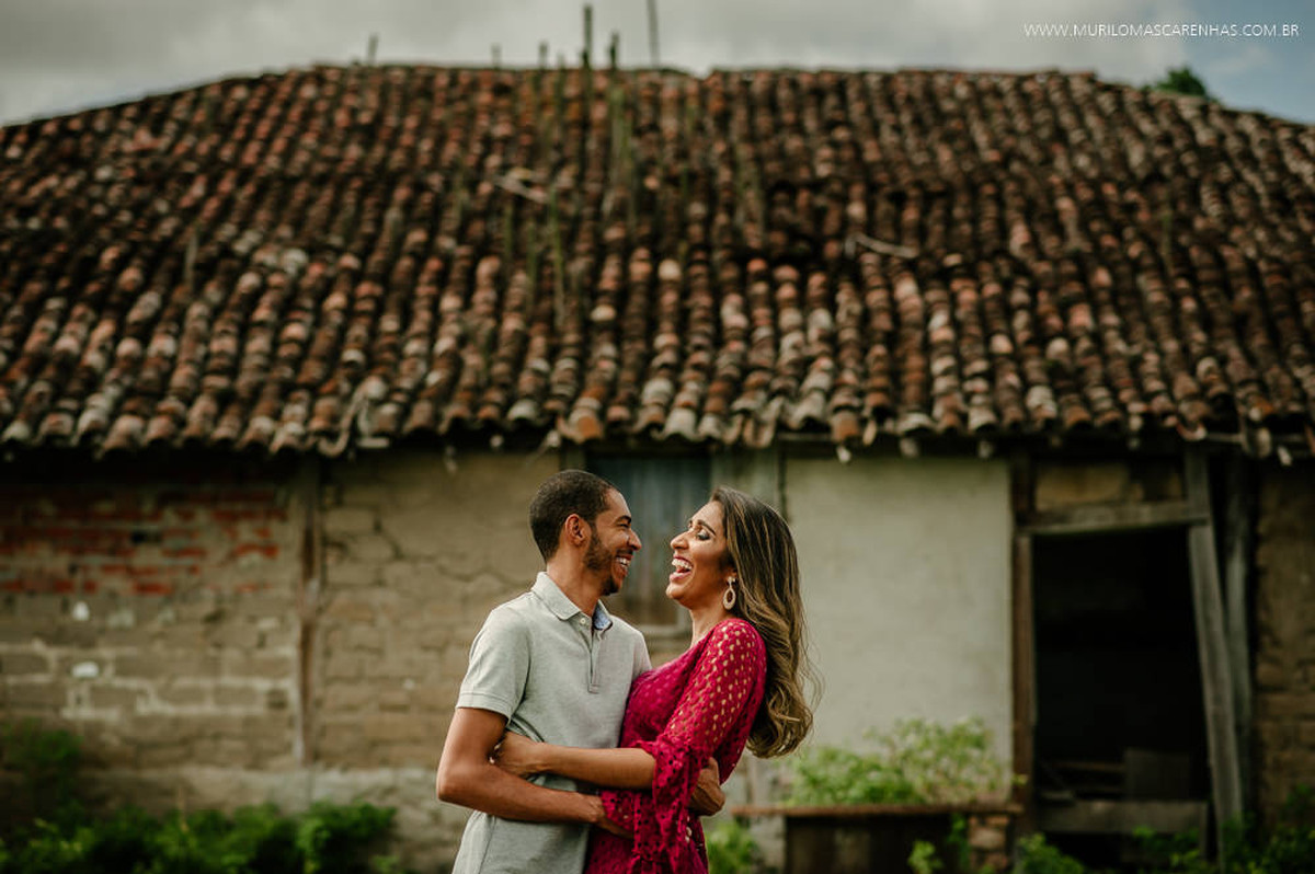 Noivos sorriem abraçados