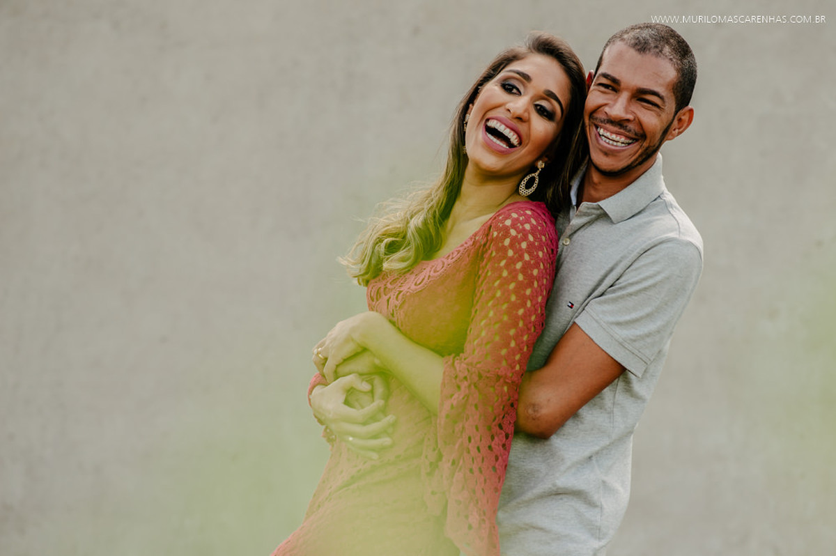 Noivos sorriem abraçados