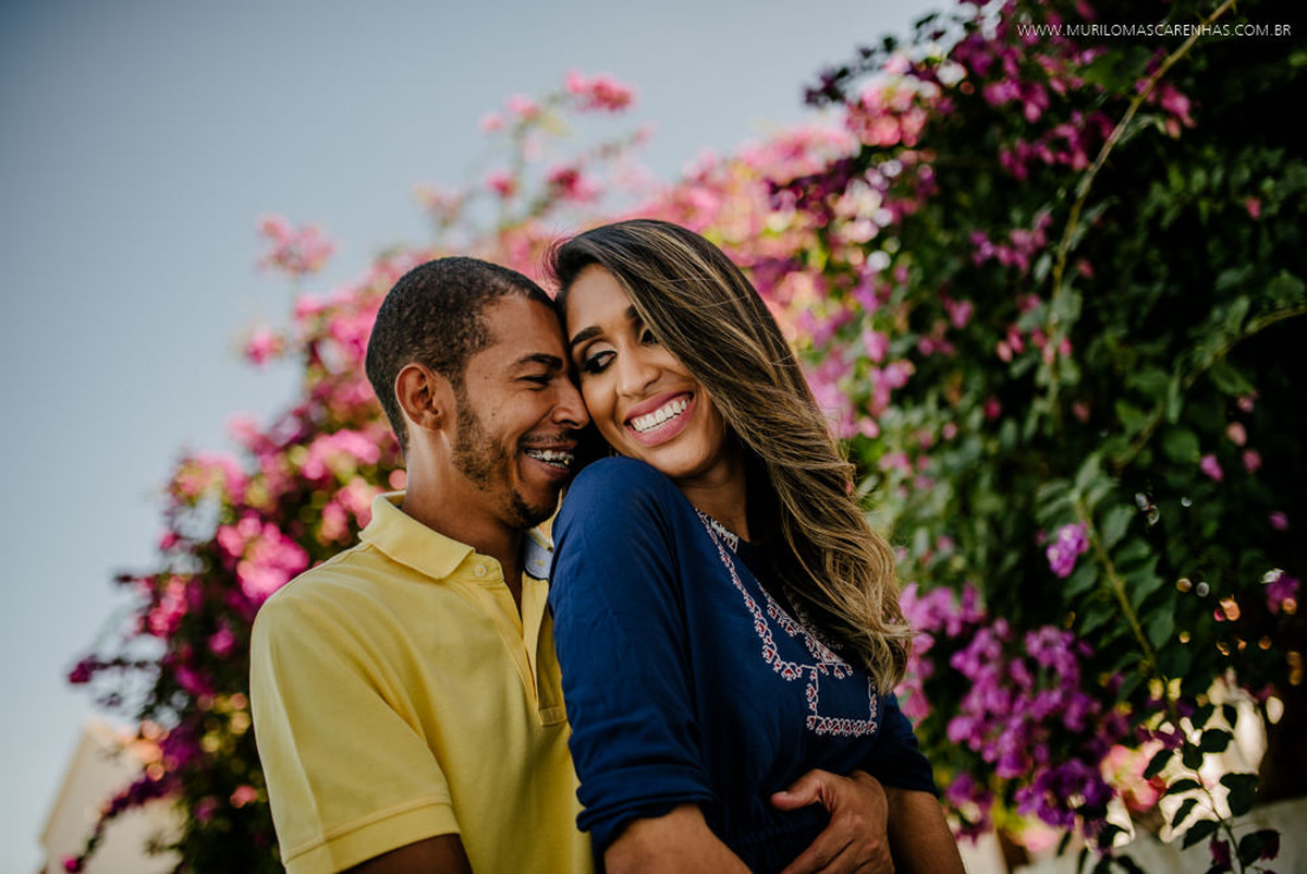 Noivos sorriem abraçados