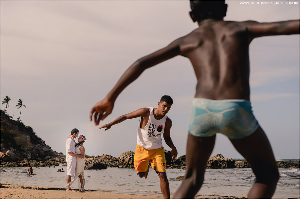 Casal apaixonado em frente ao mar de morro de sao paulo bahia, fotografado por Murilo Mascarenhas