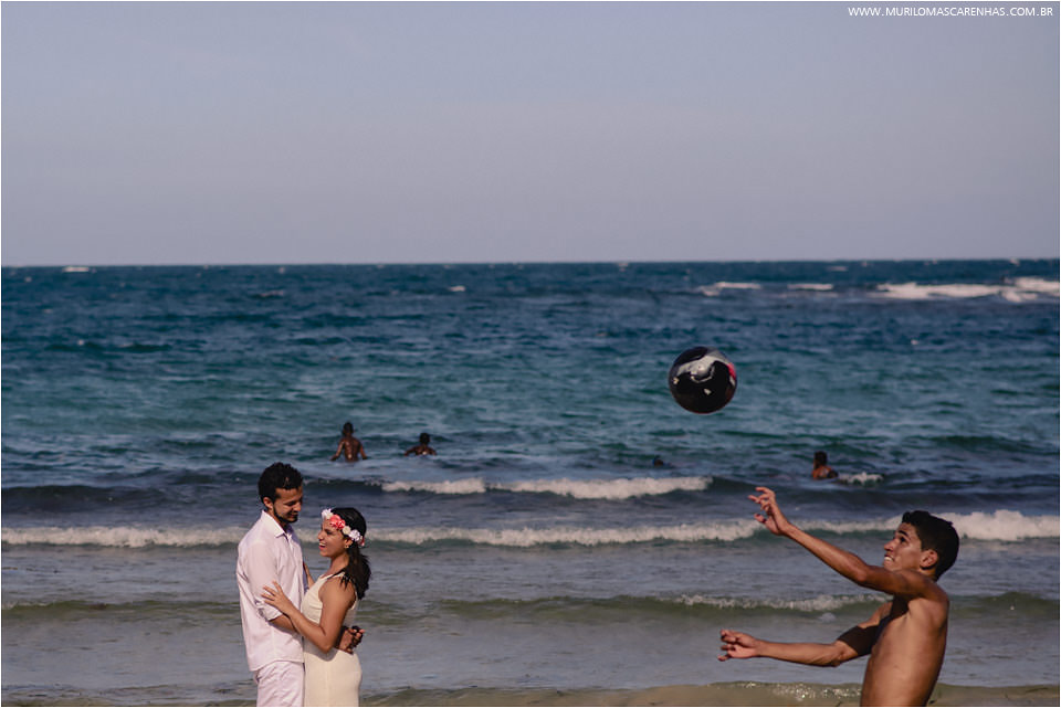 Casal apaixonado em frente ao mar de morro de sao paulo bahia, fotografado por Murilo Mascarenhas