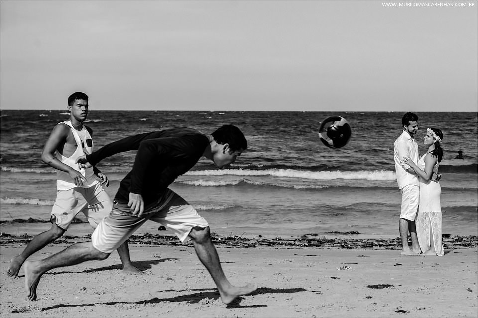 Casal apaixonado em frente ao mar de morro de sao paulo bahia, fotografado por Murilo Mascarenhas