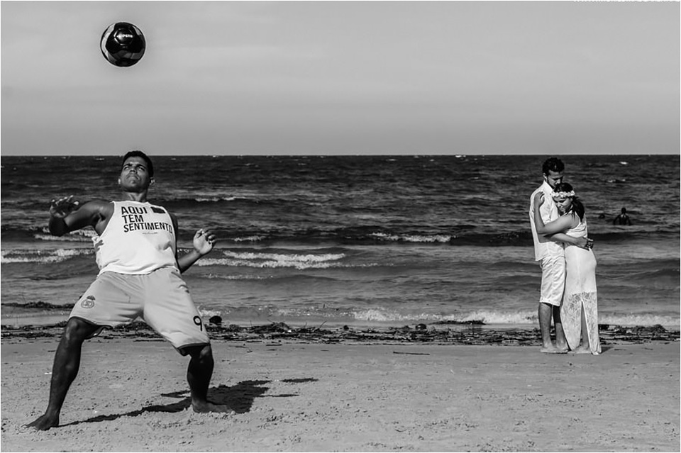 Casal apaixonado em frente ao mar de morro de sao paulo bahia, fotografado por Murilo Mascarenhas