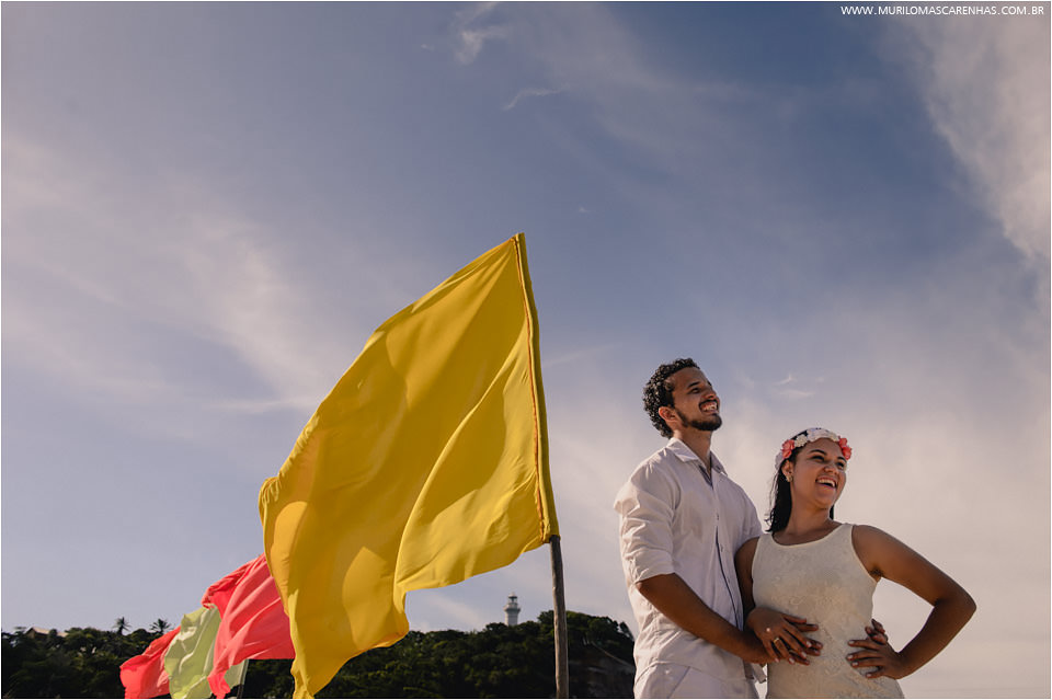 Casal apaixonado em frente ao mar de morro de sao paulo bahia, fotografado por Murilo Mascarenhas