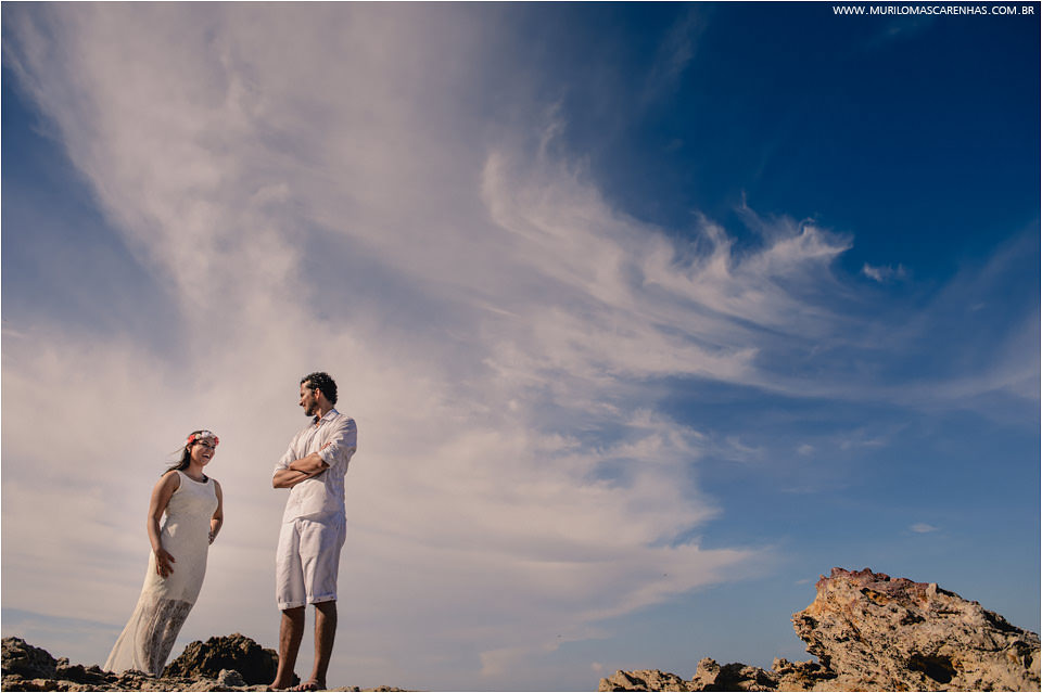 Casal apaixonado em frente ao mar de morro de sao paulo bahia, fotografado por Murilo Mascarenhas