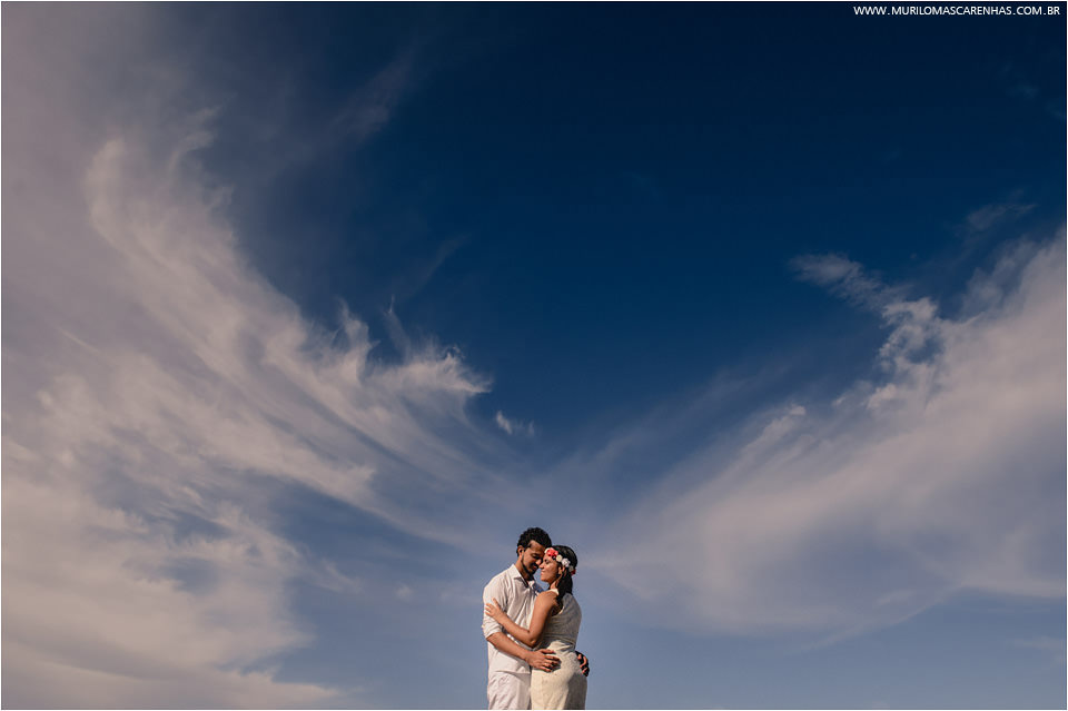 Casal apaixonado em frente ao mar de morro de sao paulo bahia, fotografado por Murilo Mascarenhas